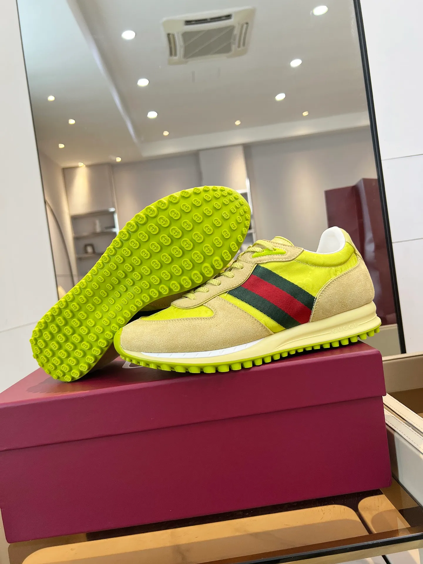 [G Home] P: 660💰 Men's Size: 40-44 (45 custom-made) GUCCI Gucci New Style When classic craftsmanship meets lazy fashion, this pair of Gucci men's casual shoes is the answer to refresh your wardrobe! The shoe body is made of soft calfskin and breathable fabric. Every step is as light as a cloud. The Italian tailoring releases the freedom of your feet, making daily travel a luxurious and comfortable experience. The iconic GG Supreme print on the side of the shoe low-key tells the brand's genes, and the metal horsebit embellishes the tongue, instantly lighting up the minimalist design; the contrasting webbing on the heel adds a smart layer, and the rubber serrated sole combines retro texture with modern anti-slip performance. Whether paired with jeans, a dress or wide-leg trousers, it can be the finishing touch of a look - languid yet sophisticated, effortless yet edgy.